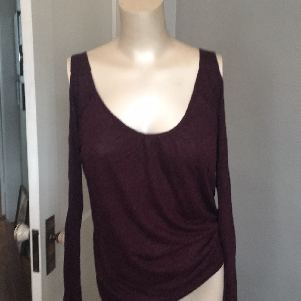 Tractr cold shoulder long sleeved‎ top